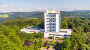 Una vista aérea de un edificio en el bosque. en Wyndham Garden Lahnstein Koblenz, en Coblenza
