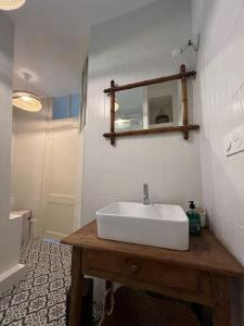 La Maison de l'Estuaire في سانت-إستيف: حمام مع حوض أبيض ومرآة +14 صورة