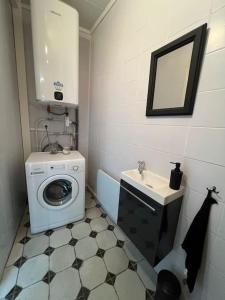 La Maison de l'Estuaire في سانت-إستيف: حمام صغير مع غسالة ومغسلة