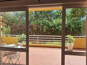 カニコにあるRefugio Madeiraのテーブルと植物のあるパティオの景色を望めます。