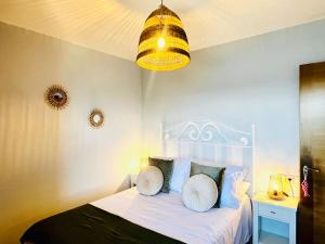 ein Schlafzimmer mit einem Bett mit zwei Kissen darauf in der Unterkunft Su Casita Marinera in Escarabote