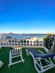 un patio con sedie e l'oceano sullo sfondo di THE BAXMAN SUITE - A suite on the shore a Corralejo