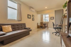 O zonă de relaxare la Conforto e home office no centro YX3732