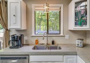 Photo de la galerie de l'établissement 3 BR 2 BA Modern home with private hot tub, fire pit and lake view, Dogs ok!, à Tobyhanna 30 autres photos