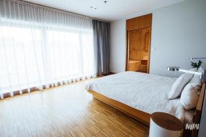 Posteľ alebo postele v izbe v ubytovaní Apartamenty Muzeum II Wojny Światowej