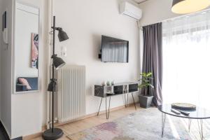 Televízia a/alebo spoločenská miestnosť v ubytovaní Acropolis Sweet House 4