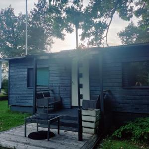a building with chairs and a table on a patio at Puisto mökki in Rauma
