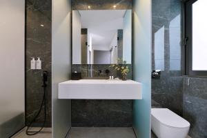 Ein Badezimmer in der Unterkunft The Editor Hotel Athens