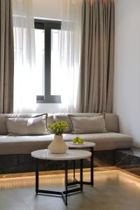 Ein Sitzbereich in der Unterkunft The Editor Hotel Athens