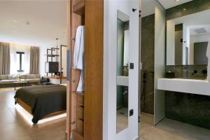 Ein Bett oder Betten in einem Zimmer der Unterkunft The Editor Hotel Athens