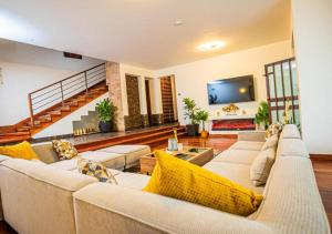 TV a/nebo společenská místnost v ubytování Light Villas Gigiri