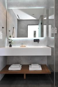 Ein Badezimmer in der Unterkunft The Editor Hotel Athens
