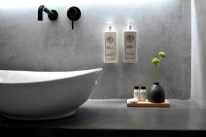 Ein Badezimmer in der Unterkunft The Editor Hotel Athens