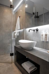 Ein Badezimmer in der Unterkunft The Editor Hotel Athens