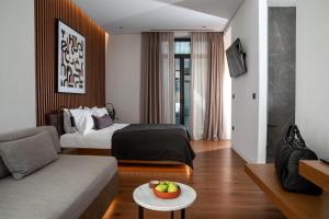 Ein Sitzbereich in der Unterkunft The Editor Hotel Athens