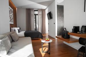 Ein Sitzbereich in der Unterkunft The Editor Hotel Athens