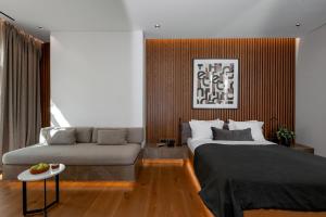 Ein Sitzbereich in der Unterkunft The Editor Hotel Athens