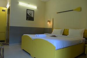 Letto o letti in una camera di Julley Commune Rishikesh