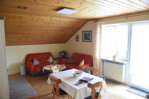 a living room with a table and a couch at Ferienwohnung Graf in Kipfenberg