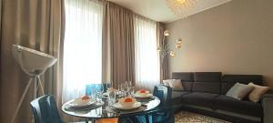 Χώρος καθιστικού στο Old Town 2 Bedroom Apartment near Dome Square & Scenic Waterfront