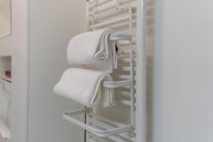 エピネー・シュル・セーヌにあるAppartement Cosy & Familial proche Parisのタオル入りクローゼット内のタオル掛け +34枚の写真