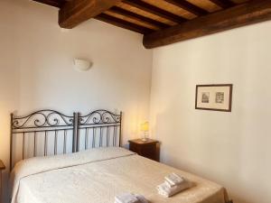 卡斯泰洛城Affittacamere La Mattonata的带床和木质天花板的卧室