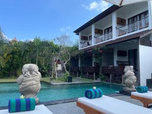 un resort con piscina e un edificio di Nivaluma ad Ubud