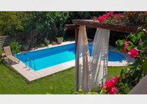Πισίνα στο ή κοντά στο Villa Skine with private pool and lush garden