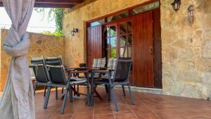 Αίθριο ή υπαίθριος χώρος στο Villa Skine with private pool and lush garden