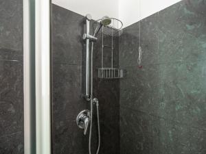 Et badeværelse på Panorama sul Lago Maggiore + 28 billeder