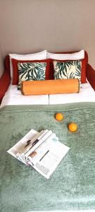 Ένα ή περισσότερα κρεβάτια σε δωμάτιο στο Old Town 2 Bedroom Apartment near Dome Square & Scenic Waterfront