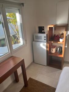 Kuchyň nebo kuchyňský kout v ubytování Chambre studio confort vue piscine