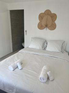 Postel nebo postele na pokoji v ubytování Chambre studio confort vue piscine