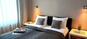 Ένα ή περισσότερα κρεβάτια σε δωμάτιο στο Old Town 2 Bedroom Apartment near Dome Square & Scenic Waterfront