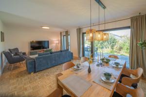 a living room with a table and a blue couch at Haus mit Garten zwischen Braunschweig und Wolfsburg in Schandelah