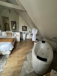 L'Orée du Mont proche du mont saint Michel客房内的一张或多张床位