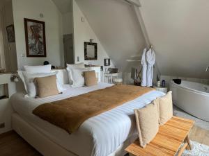 L'Orée du Mont proche du mont saint Michel客房内的一张或多张床位