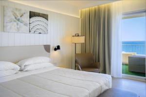 Кровать или кровати в номере Mangia's Torre Del Barone Resort & SPA