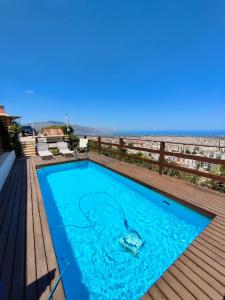 ein Swimmingpool mit Blick auf den Strand in der Unterkunft villa Sun in Alcamo