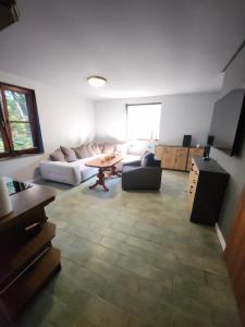 ein Wohnzimmer mit Sofa und Tisch in der Unterkunft Wilcza Poręba Apartament in Karpacz