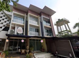 チェンマイにあるMysteryMonster Hostelの上に時計塔がある建物