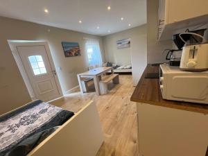 a room with a kitchen with a counter top and a kitchen sidx sidx at Sala Monteur Apartment in Rodenbach