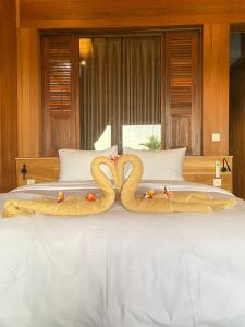 Ein Bett oder Betten in einem Zimmer der Unterkunft Putra'Lebah Amed Guest House