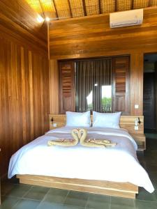 Ein Bett oder Betten in einem Zimmer der Unterkunft Putra'Lebah Amed Guest House