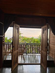 Ein Balkon oder eine Terrasse in der Unterkunft Putra'Lebah Amed Guest House