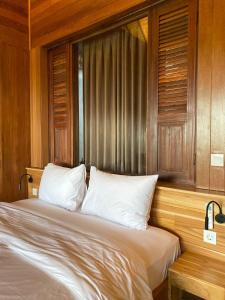 Ein Bett oder Betten in einem Zimmer der Unterkunft Putra'Lebah Amed Guest House