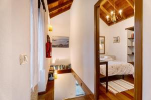 ein kleines Schlafzimmer mit einem Bett und einem Spiegel in der Unterkunft Casa Rural La Era in Valverde