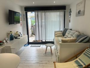 una sala de estar con un sofá y una mesa en Studio cosy en bord de mer, en Sangatte 16 fotos más