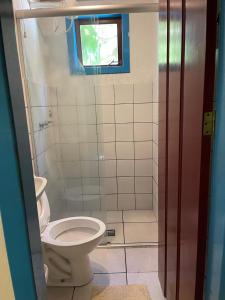une salle de bain avec toilettes et fenêtre dans l'établissement Vila do Teteco Ecopousada, à Parati