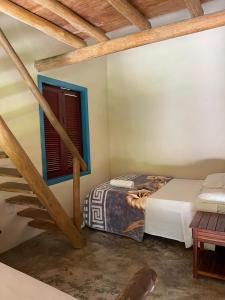 une chambre avec deux lits et une fenêtre dans l'établissement Vila do Teteco Ecopousada, à Parati